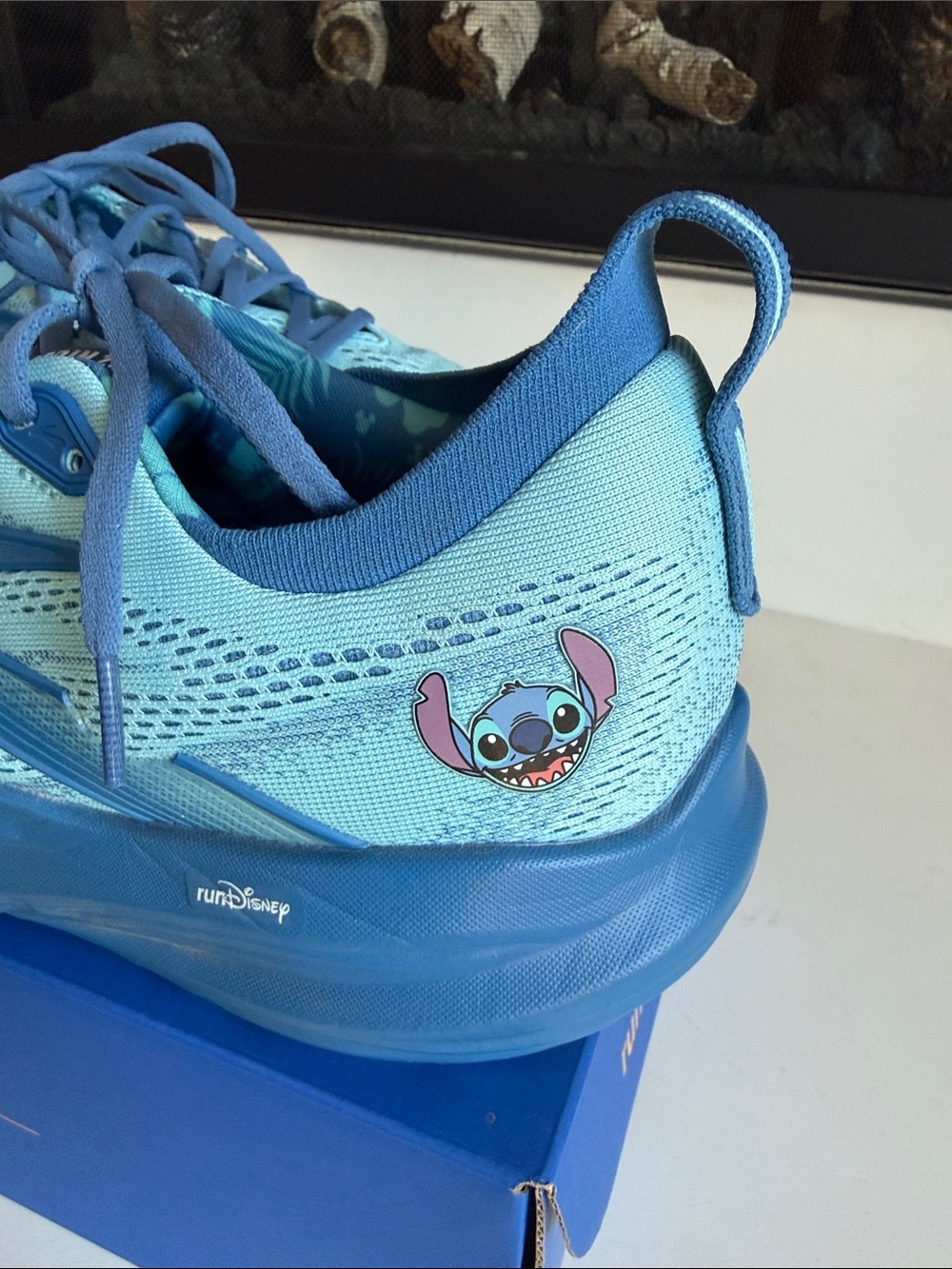 Brooks Men’s Glycerin RunDisney Stitch Running Shoes Size 11 Like New - Picture 3 of 9